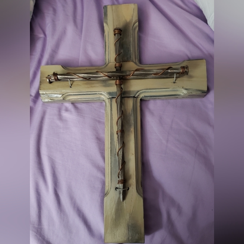 Source Unknown Rustic Cross Decor with Wire Accents